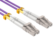 In practical applications, what is the transmission speed of OM4 Qeev?